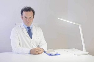 Uno de los mejores cirujanos plásticos en España es Dr. Marco Romeo, logo