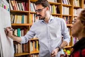 Uno de los mejores psicólogos online en España es Víctor Alejandro Briones, logo